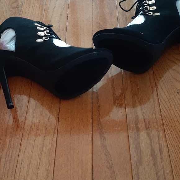 🥳🥳SOLD🥳🥳Dressy Black Sandals - Picture 4 of 4